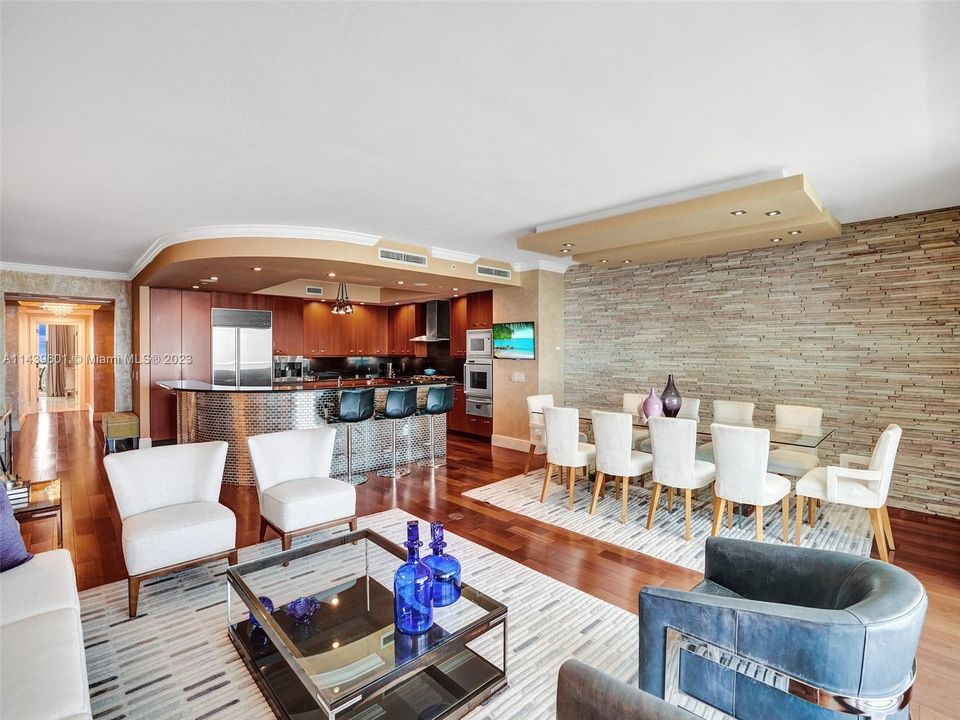 Vendido Recientemente: $2,500,000 (3 camas, 3 baños, 2840 Pies cuadrados)