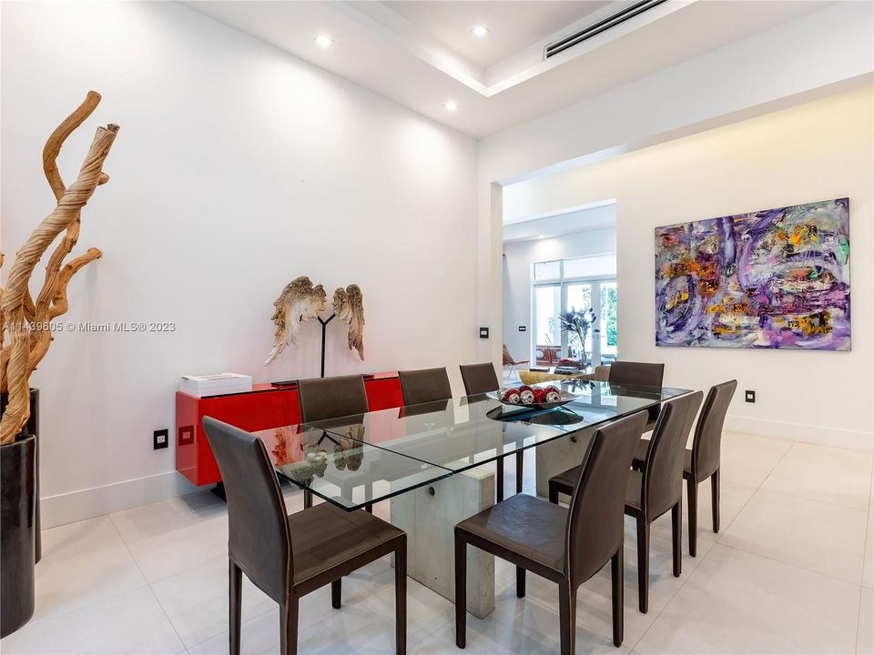 Recently Sold: $4,990,000 (5 beds, 6 baths, 5073 Square Feet)