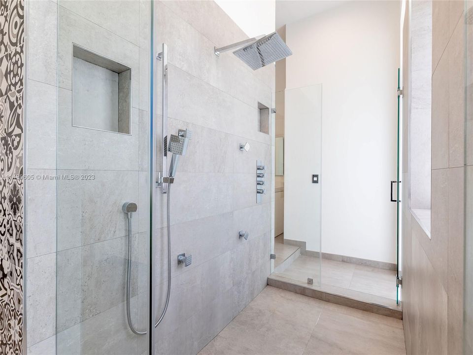 Recently Sold: $4,990,000 (5 beds, 6 baths, 5073 Square Feet)