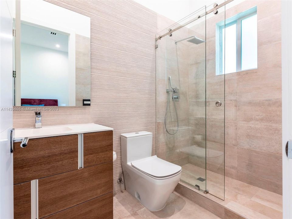 Recently Sold: $4,990,000 (5 beds, 6 baths, 5073 Square Feet)