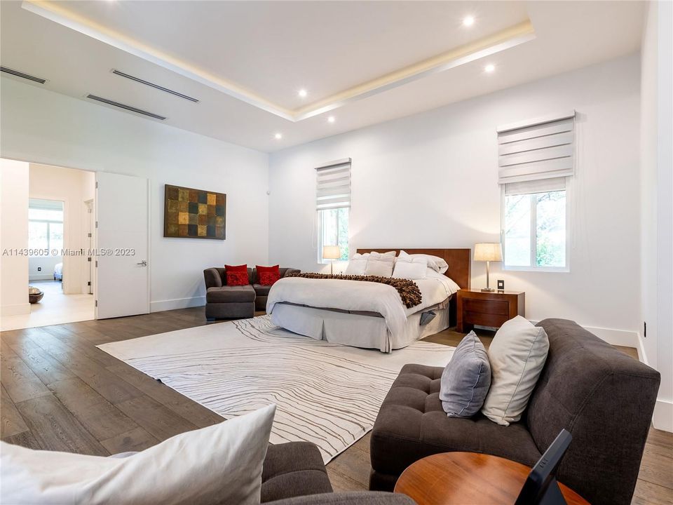 Recently Sold: $4,990,000 (5 beds, 6 baths, 5073 Square Feet)