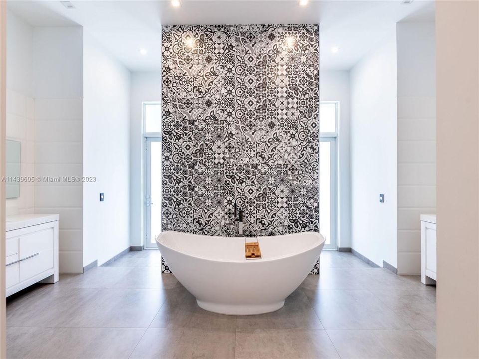 Recently Sold: $4,990,000 (5 beds, 6 baths, 5073 Square Feet)