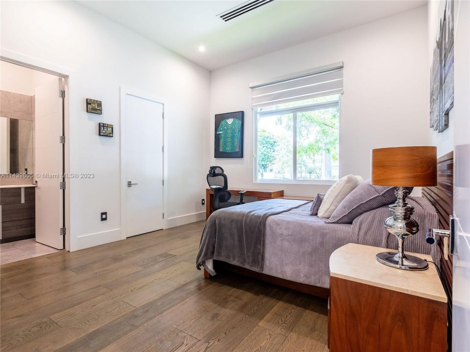 Recently Sold: $4,990,000 (5 beds, 6 baths, 5073 Square Feet)