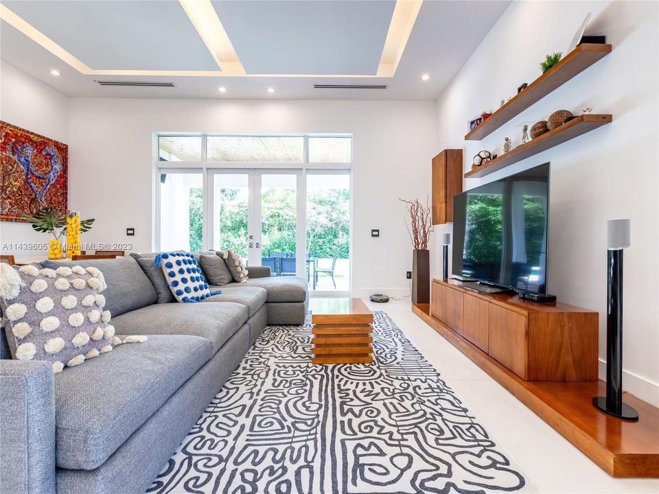 Recently Sold: $4,990,000 (5 beds, 6 baths, 5073 Square Feet)