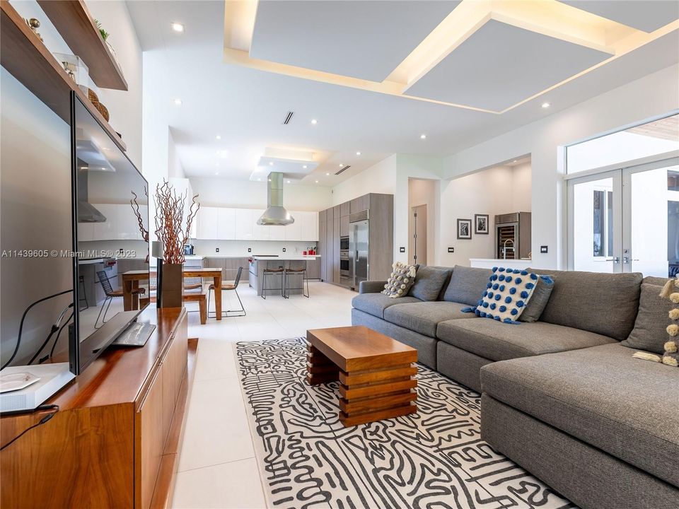 Recently Sold: $4,990,000 (5 beds, 6 baths, 5073 Square Feet)