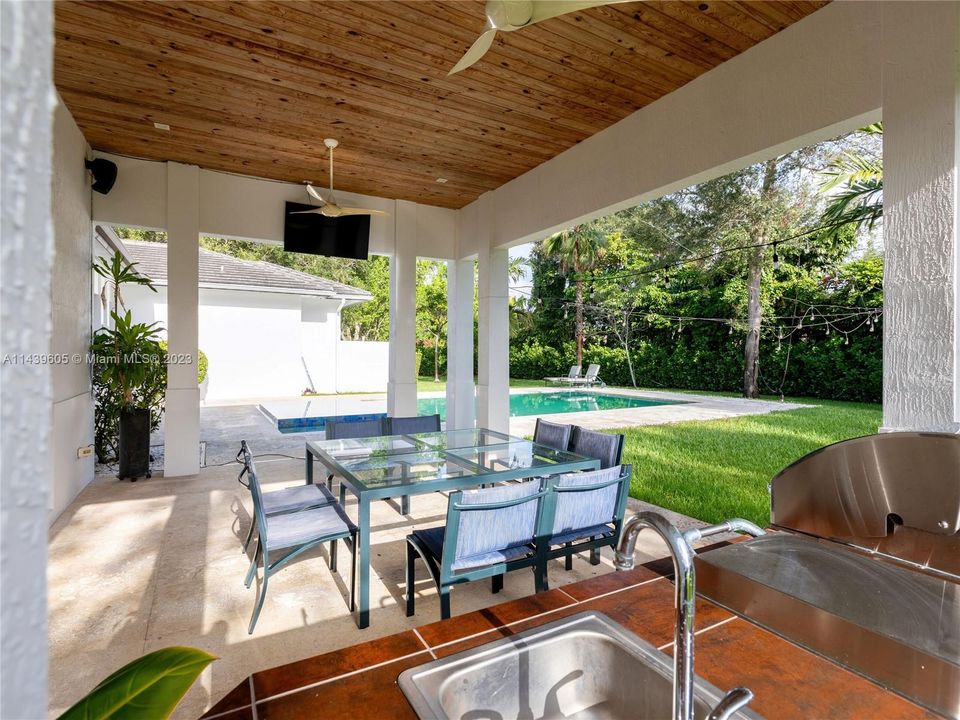 Recently Sold: $4,990,000 (5 beds, 6 baths, 5073 Square Feet)