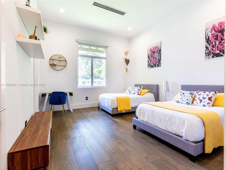 Recently Sold: $4,990,000 (5 beds, 6 baths, 5073 Square Feet)