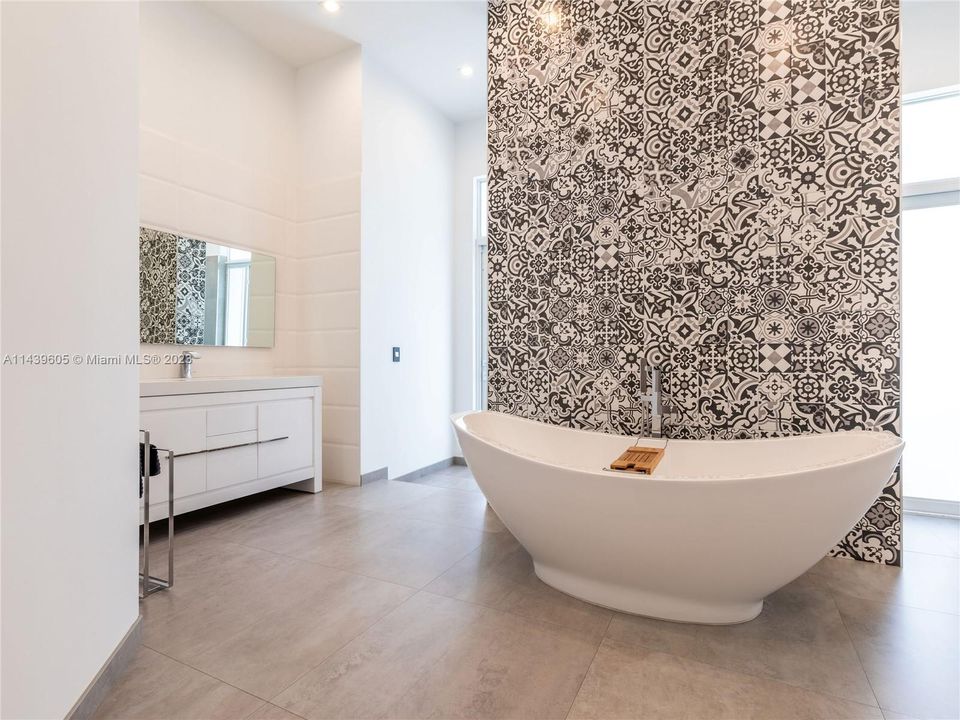 Recently Sold: $4,990,000 (5 beds, 6 baths, 5073 Square Feet)