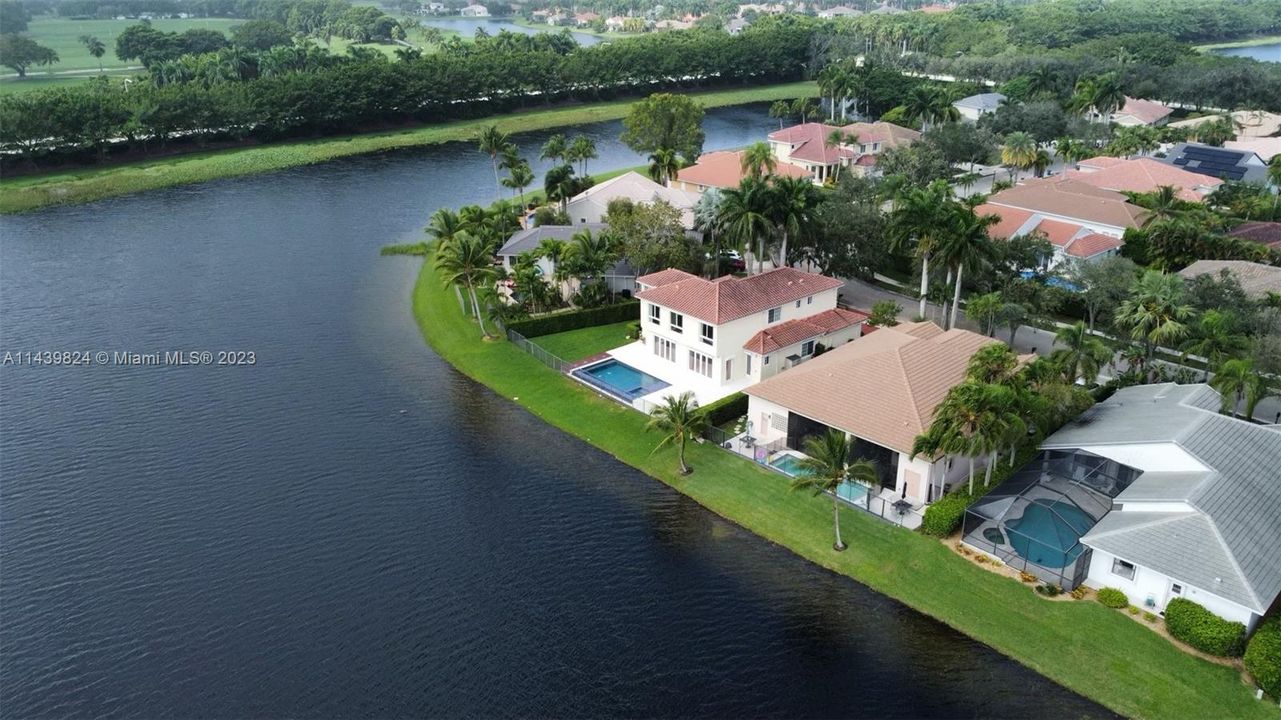 Vendido Recientemente: $1,600,000 (4 camas, 4 baños, 3360 Pies cuadrados)