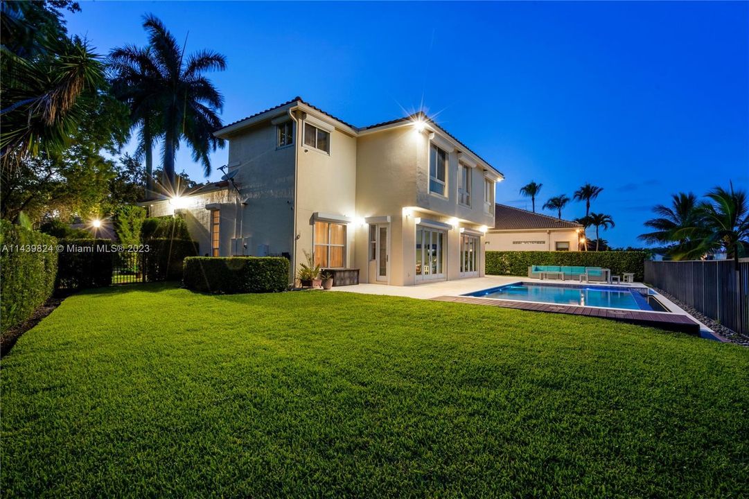 Vendido Recientemente: $1,600,000 (4 camas, 4 baños, 3360 Pies cuadrados)