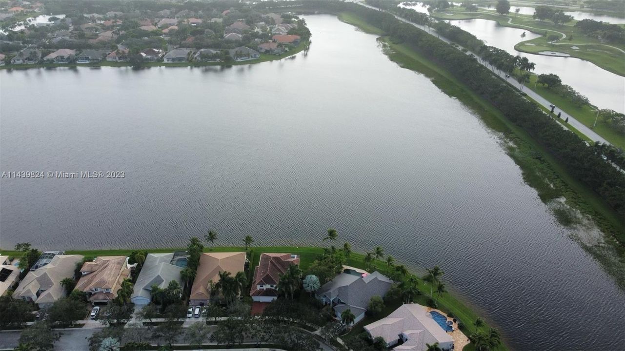 Vendido Recientemente: $1,600,000 (4 camas, 4 baños, 3360 Pies cuadrados)