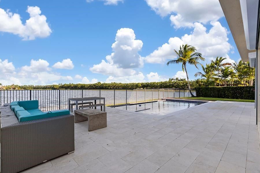 Vendido Recientemente: $1,600,000 (4 camas, 4 baños, 3360 Pies cuadrados)