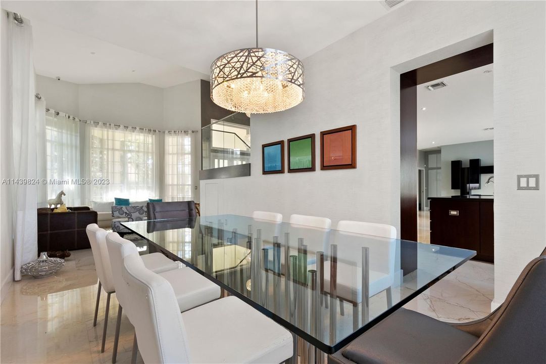 Vendido Recientemente: $1,600,000 (4 camas, 4 baños, 3360 Pies cuadrados)