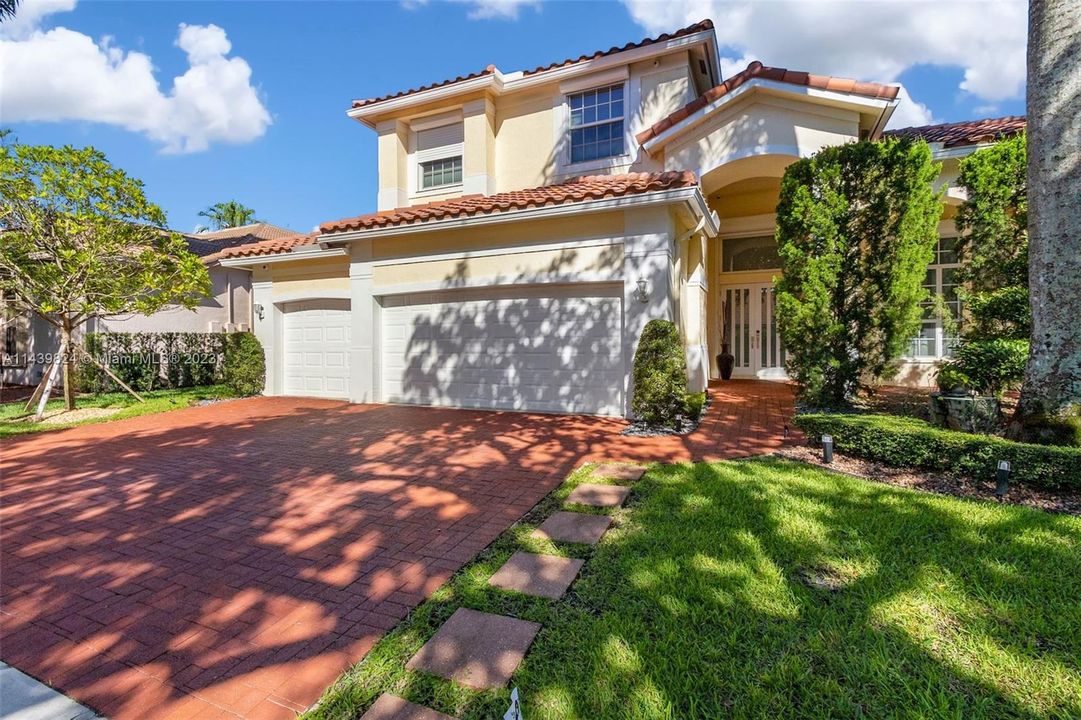 Vendido Recientemente: $1,600,000 (4 camas, 4 baños, 3360 Pies cuadrados)