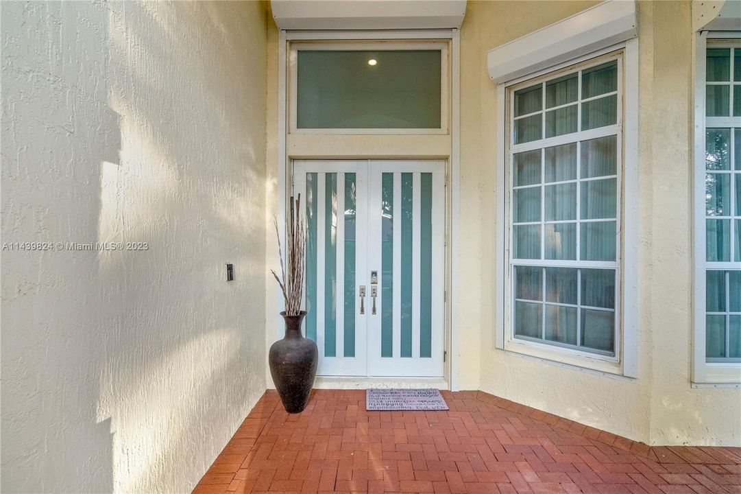 Vendido Recientemente: $1,600,000 (4 camas, 4 baños, 3360 Pies cuadrados)