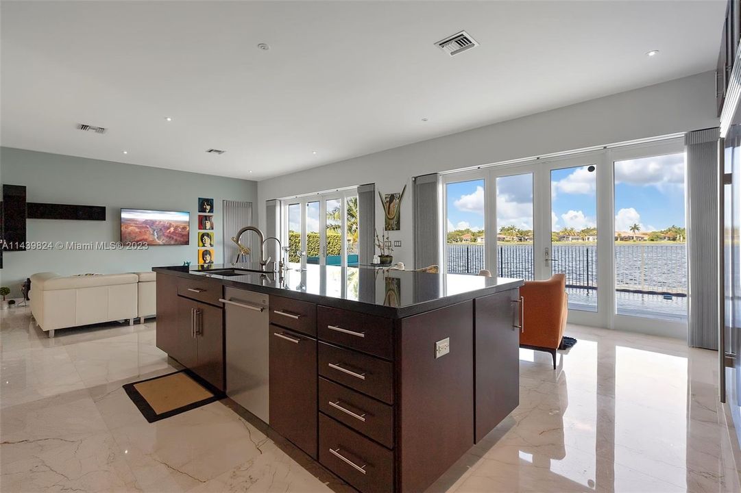 Vendido Recientemente: $1,600,000 (4 camas, 4 baños, 3360 Pies cuadrados)