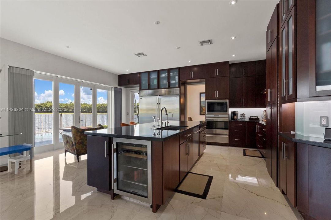 Vendido Recientemente: $1,600,000 (4 camas, 4 baños, 3360 Pies cuadrados)