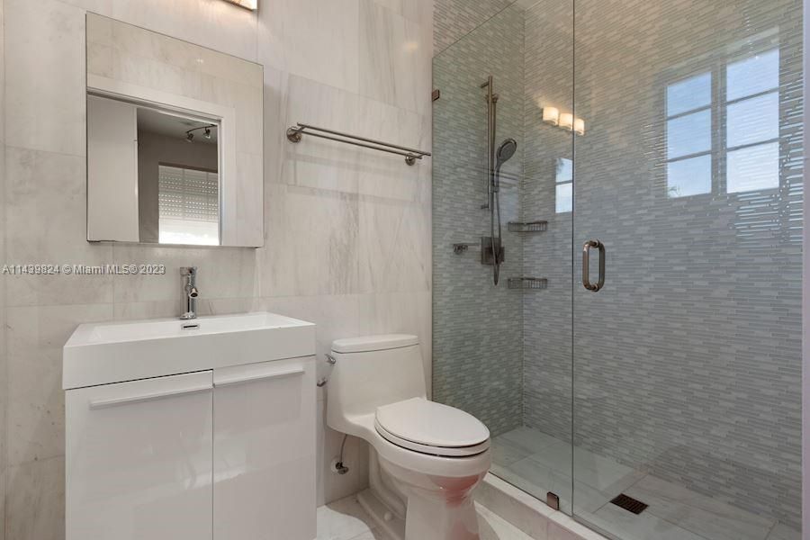 Vendido Recientemente: $1,600,000 (4 camas, 4 baños, 3360 Pies cuadrados)