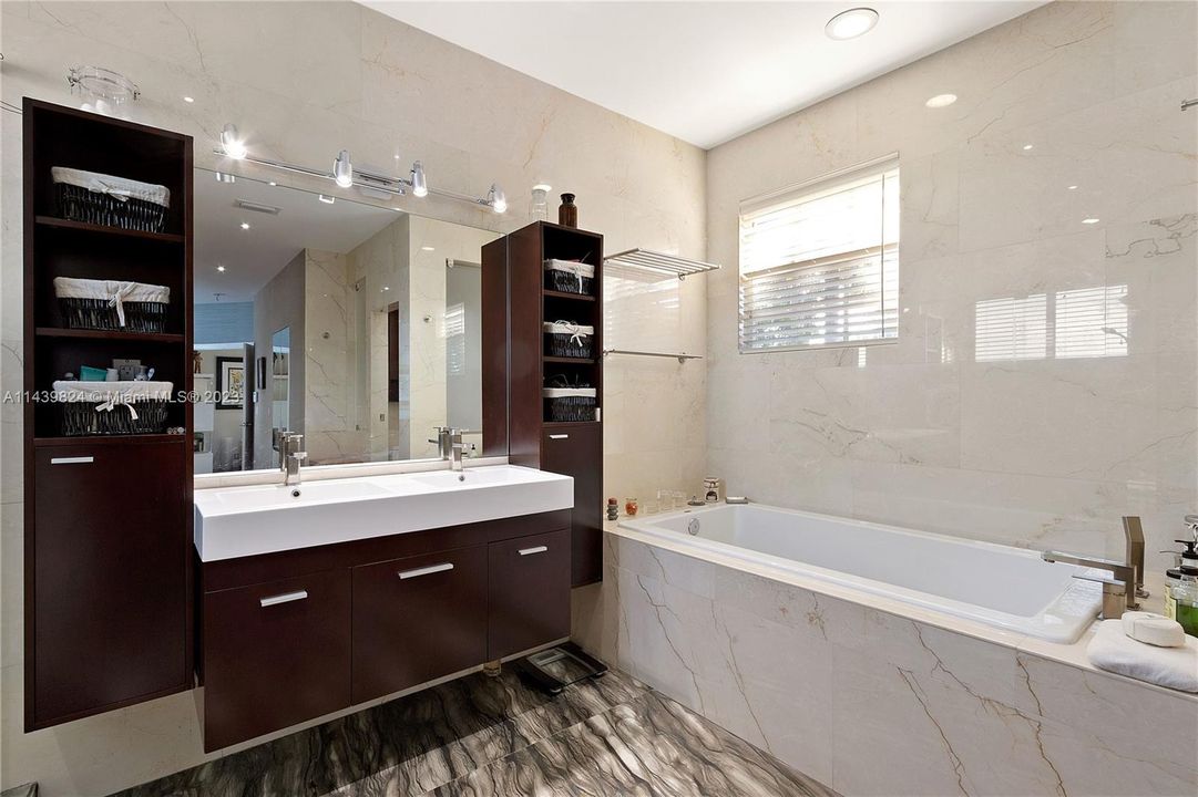 Vendido Recientemente: $1,600,000 (4 camas, 4 baños, 3360 Pies cuadrados)