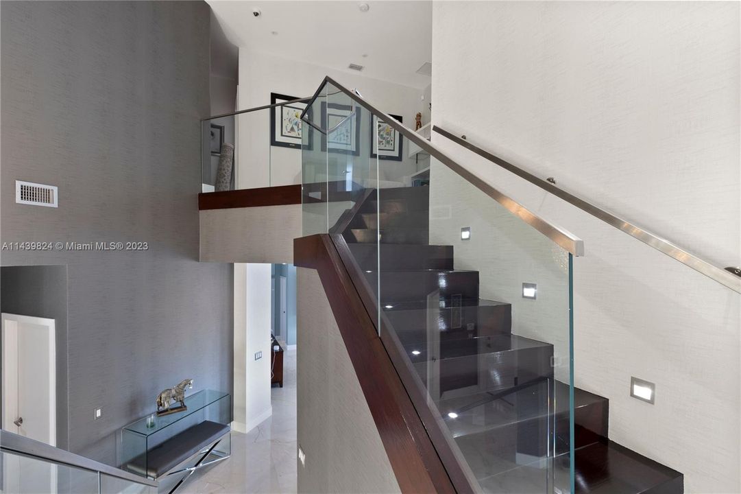 Vendido Recientemente: $1,600,000 (4 camas, 4 baños, 3360 Pies cuadrados)