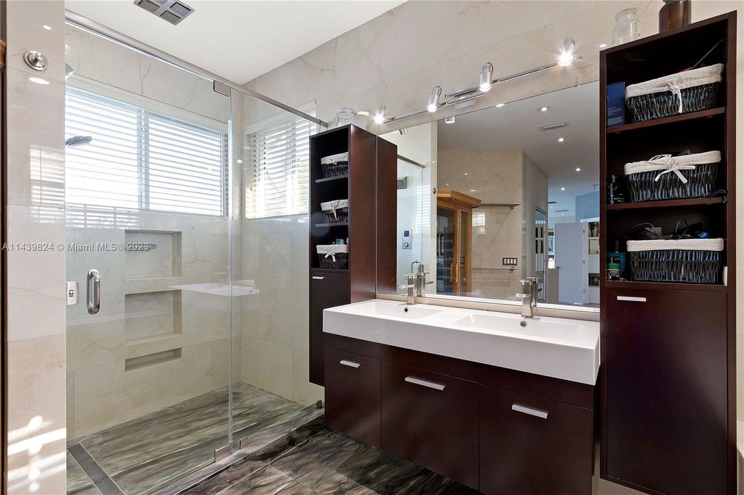 Vendido Recientemente: $1,600,000 (4 camas, 4 baños, 3360 Pies cuadrados)