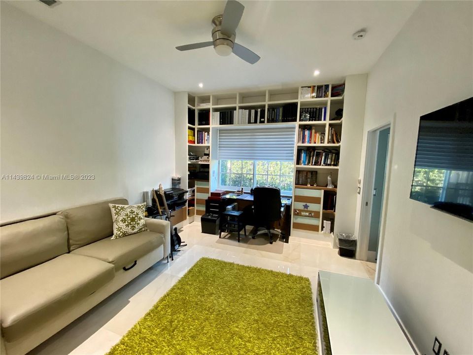 Vendido Recientemente: $1,600,000 (4 camas, 4 baños, 3360 Pies cuadrados)