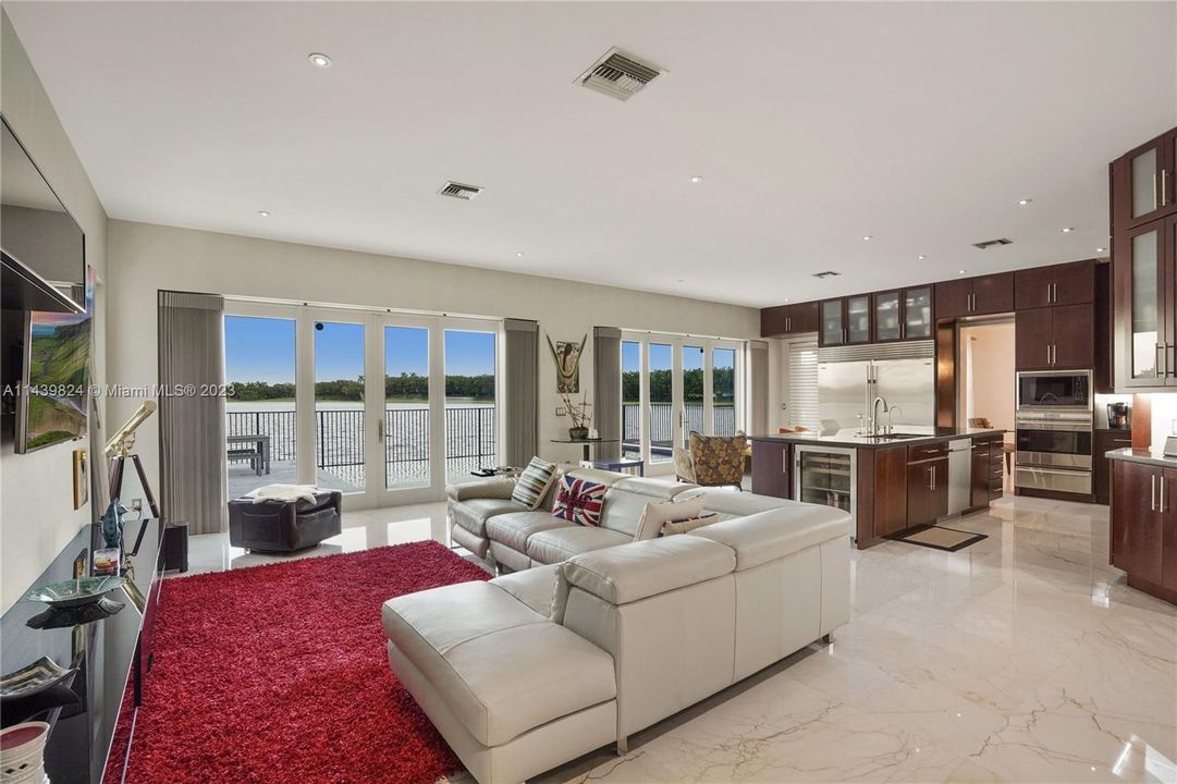 Vendido Recientemente: $1,600,000 (4 camas, 4 baños, 3360 Pies cuadrados)