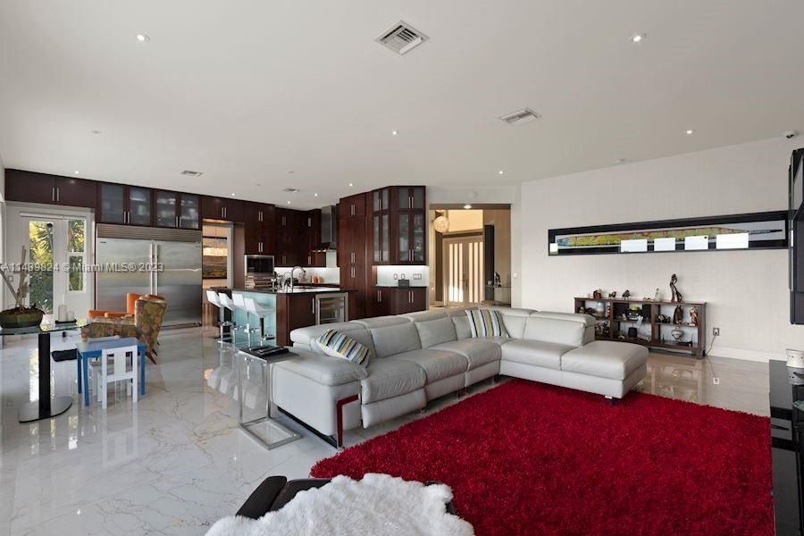 Vendido Recientemente: $1,600,000 (4 camas, 4 baños, 3360 Pies cuadrados)