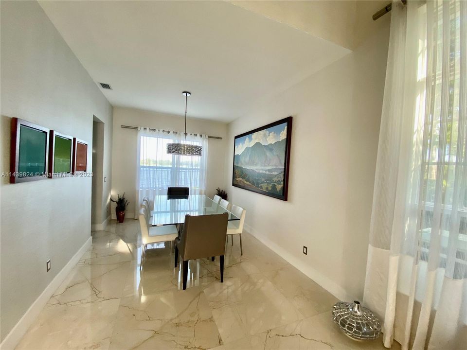 Vendido Recientemente: $1,600,000 (4 camas, 4 baños, 3360 Pies cuadrados)