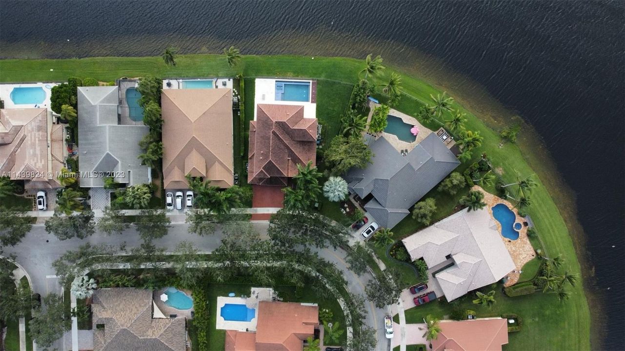 Vendido Recientemente: $1,600,000 (4 camas, 4 baños, 3360 Pies cuadrados)