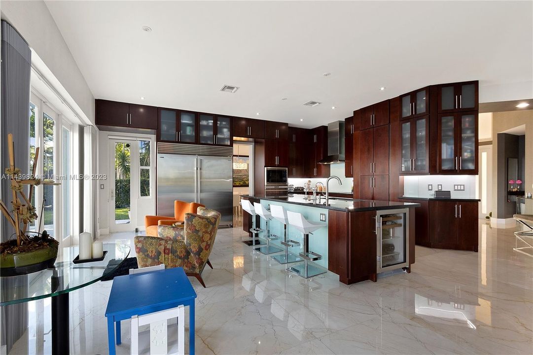 Vendido Recientemente: $1,600,000 (4 camas, 4 baños, 3360 Pies cuadrados)