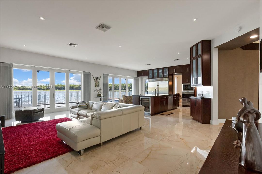 Vendido Recientemente: $1,600,000 (4 camas, 4 baños, 3360 Pies cuadrados)