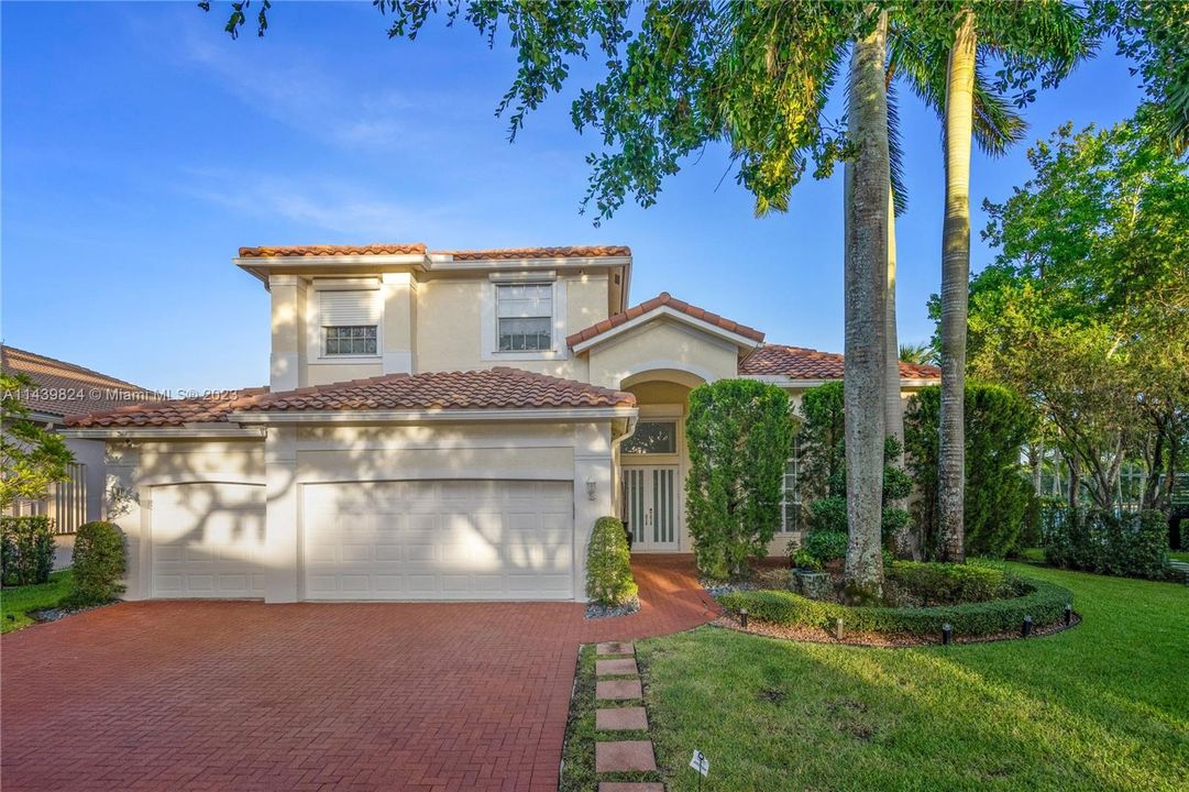 Vendido Recientemente: $1,600,000 (4 camas, 4 baños, 3360 Pies cuadrados)