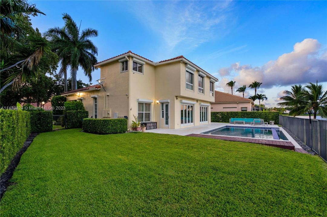 Vendido Recientemente: $1,600,000 (4 camas, 4 baños, 3360 Pies cuadrados)