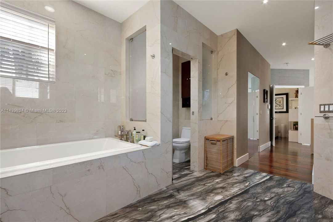 Vendido Recientemente: $1,600,000 (4 camas, 4 baños, 3360 Pies cuadrados)