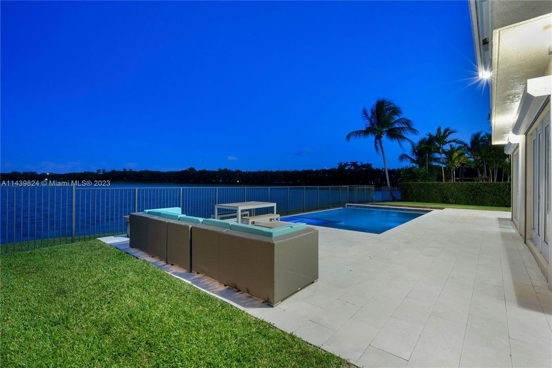 Vendido Recientemente: $1,600,000 (4 camas, 4 baños, 3360 Pies cuadrados)