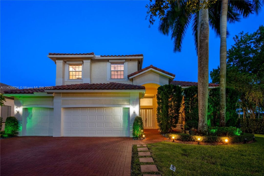 Vendido Recientemente: $1,600,000 (4 camas, 4 baños, 3360 Pies cuadrados)