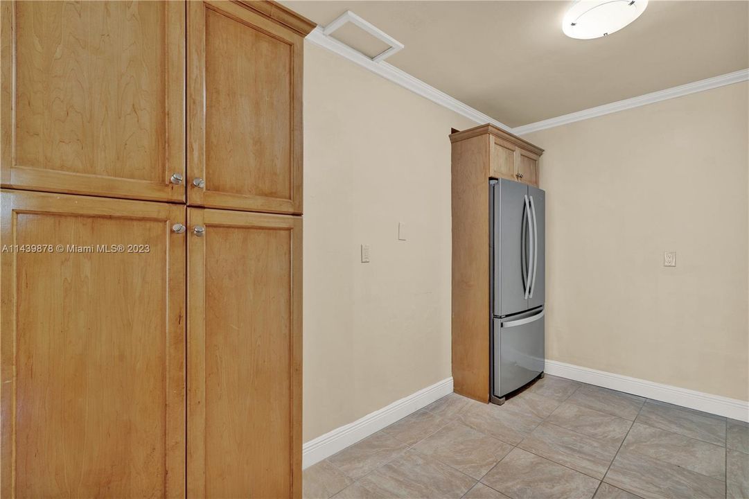 Open space between cabinets for a breakfast table or a coffee bar