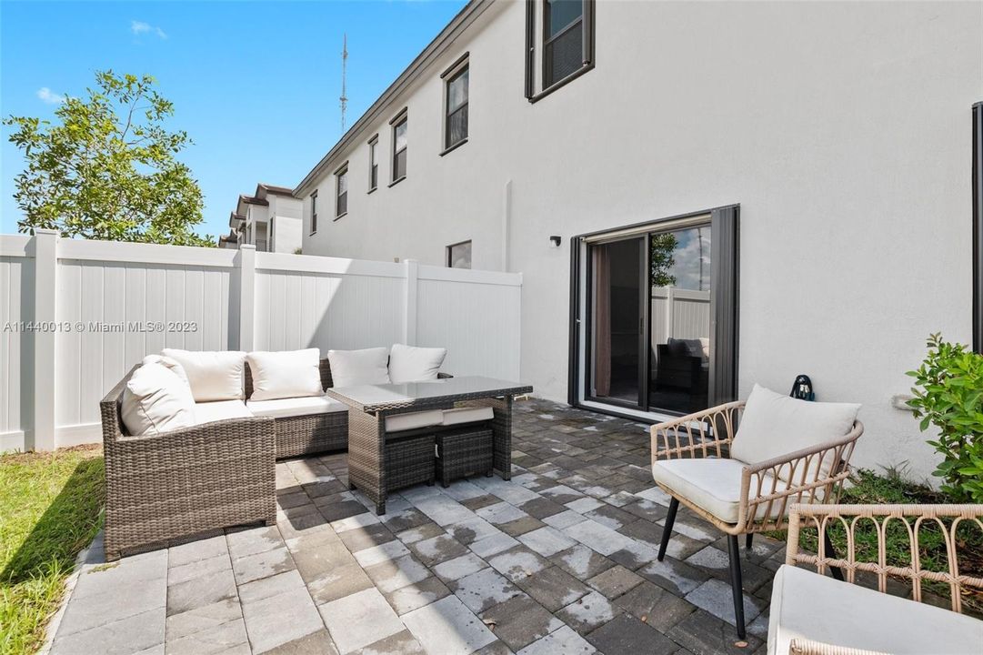 Vendido Recientemente: $539,900 (3 camas, 2 baños, 1704 Pies cuadrados)