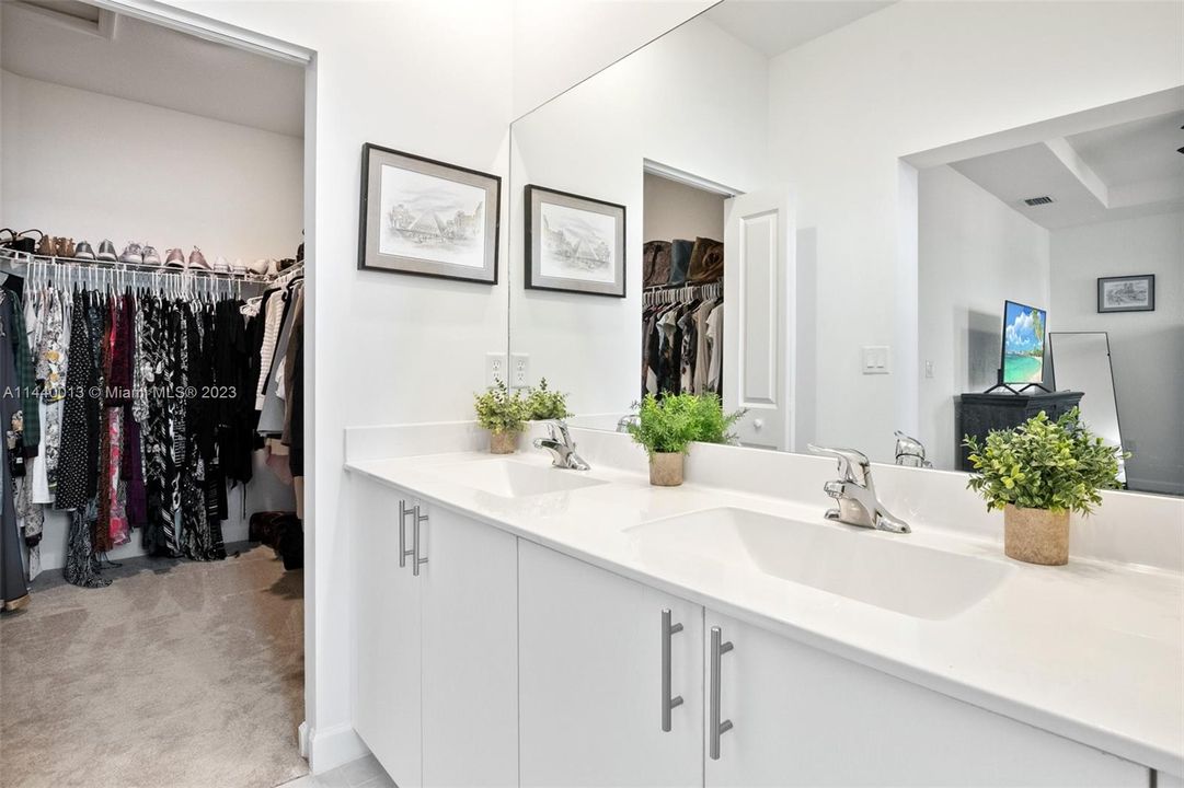 Vendido Recientemente: $539,900 (3 camas, 2 baños, 1704 Pies cuadrados)