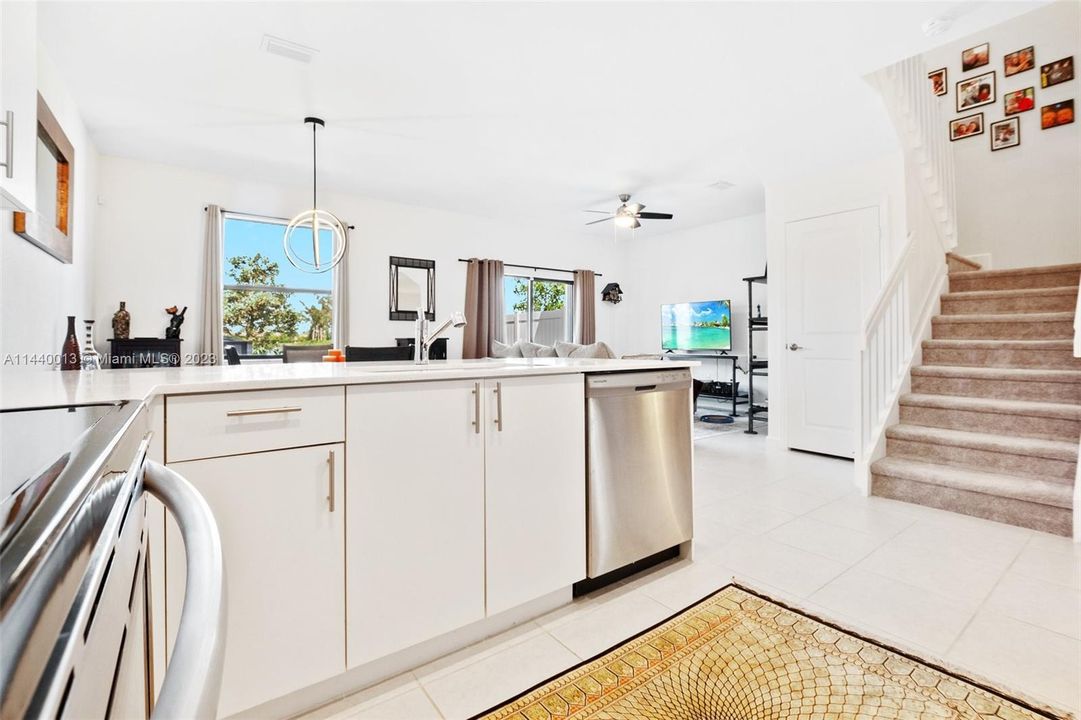 Vendido Recientemente: $539,900 (3 camas, 2 baños, 1704 Pies cuadrados)