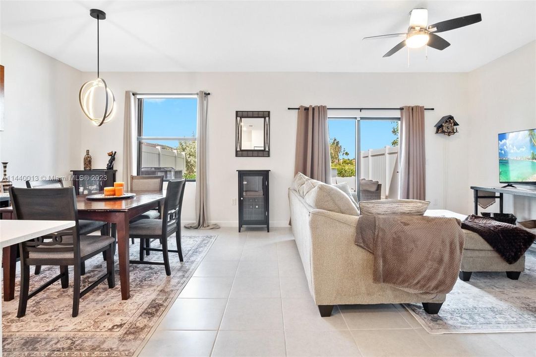 Vendido Recientemente: $539,900 (3 camas, 2 baños, 1704 Pies cuadrados)