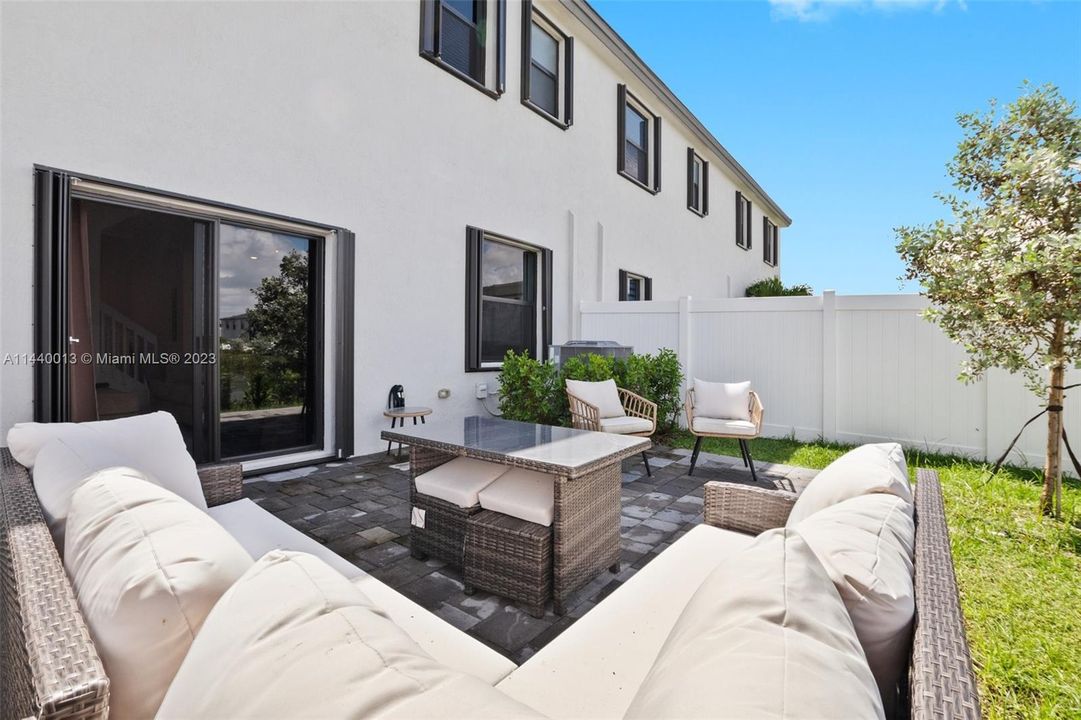 Vendido Recientemente: $539,900 (3 camas, 2 baños, 1704 Pies cuadrados)