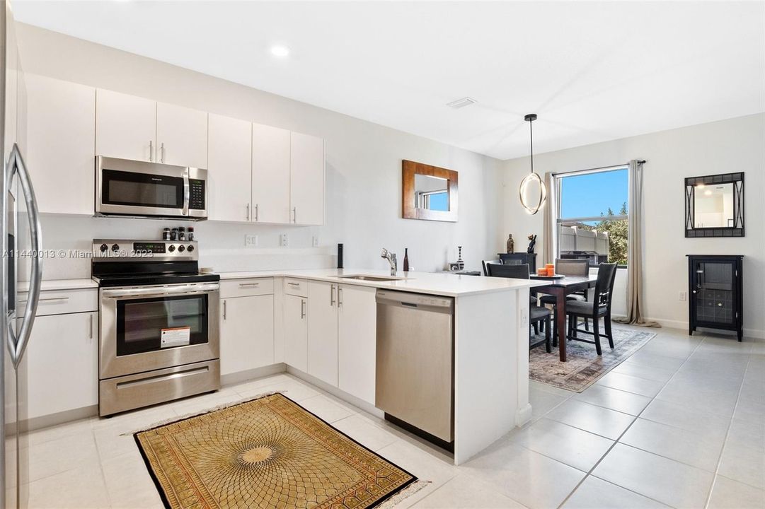 Vendido Recientemente: $539,900 (3 camas, 2 baños, 1704 Pies cuadrados)