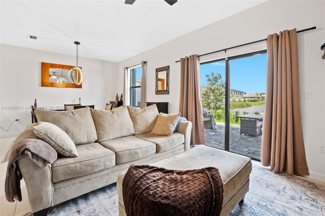 Vendido Recientemente: $539,900 (3 camas, 2 baños, 1704 Pies cuadrados)