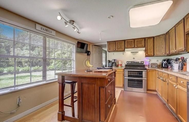 Recently Sold: $161,000 (4 beds, 2 baths, 1992 Square Feet)