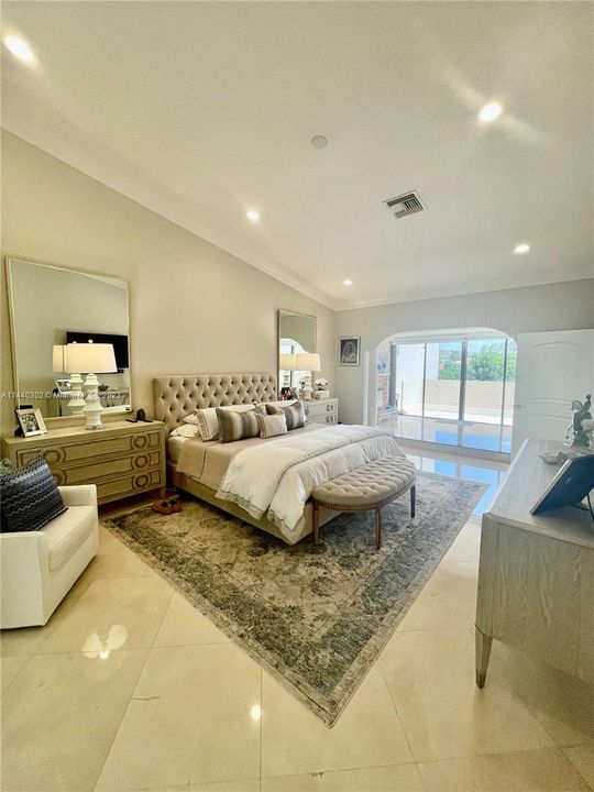 Recientemente alquilado: $7,800 (4 camas, 3 baños, 2651 Pies cuadrados)