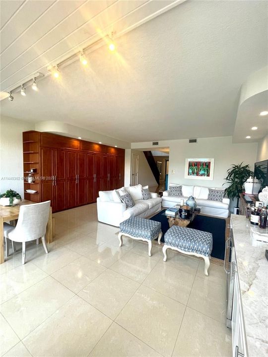 Recientemente alquilado: $7,800 (4 camas, 3 baños, 2651 Pies cuadrados)