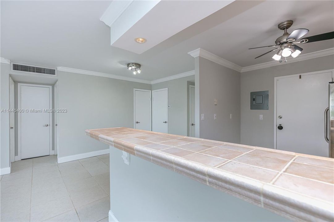 Недавно продано: $390,000 (1 спален, 1 ванн, 1000 Квадратных фут)