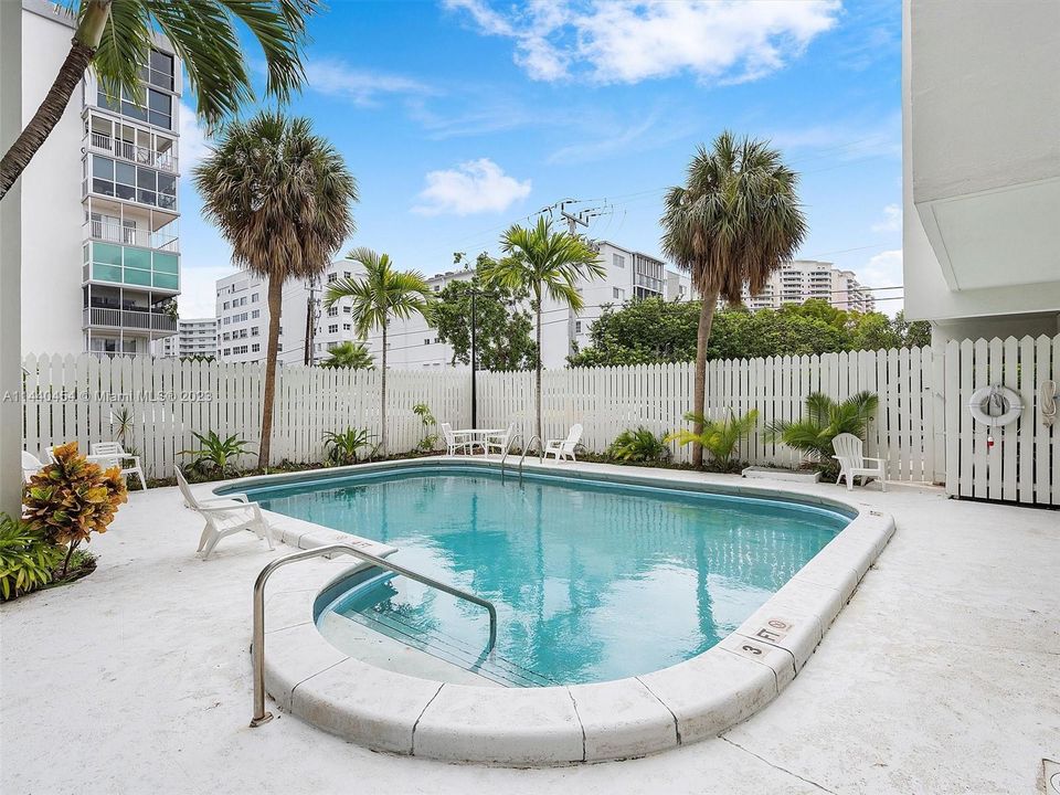 Recently Sold: $615,000 (2 beds, 1 baths, 965 Square Feet)